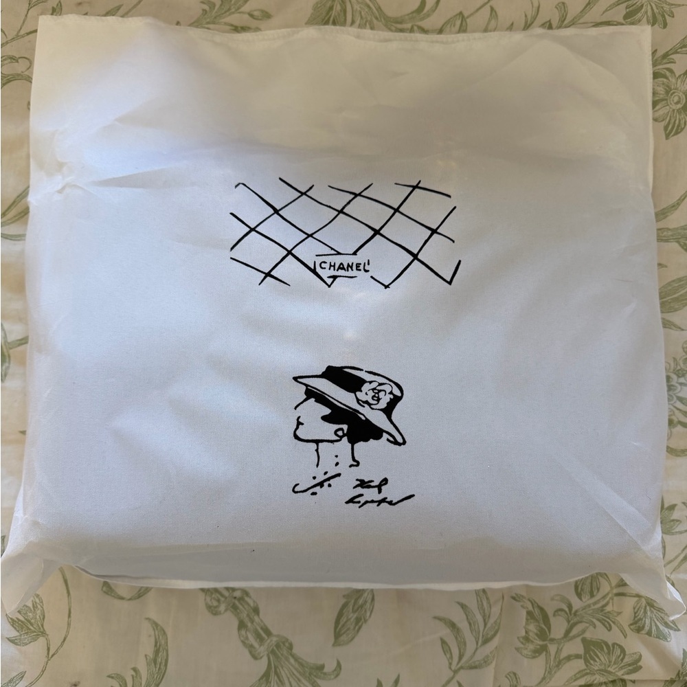 White Dust Bag with Iconic Design